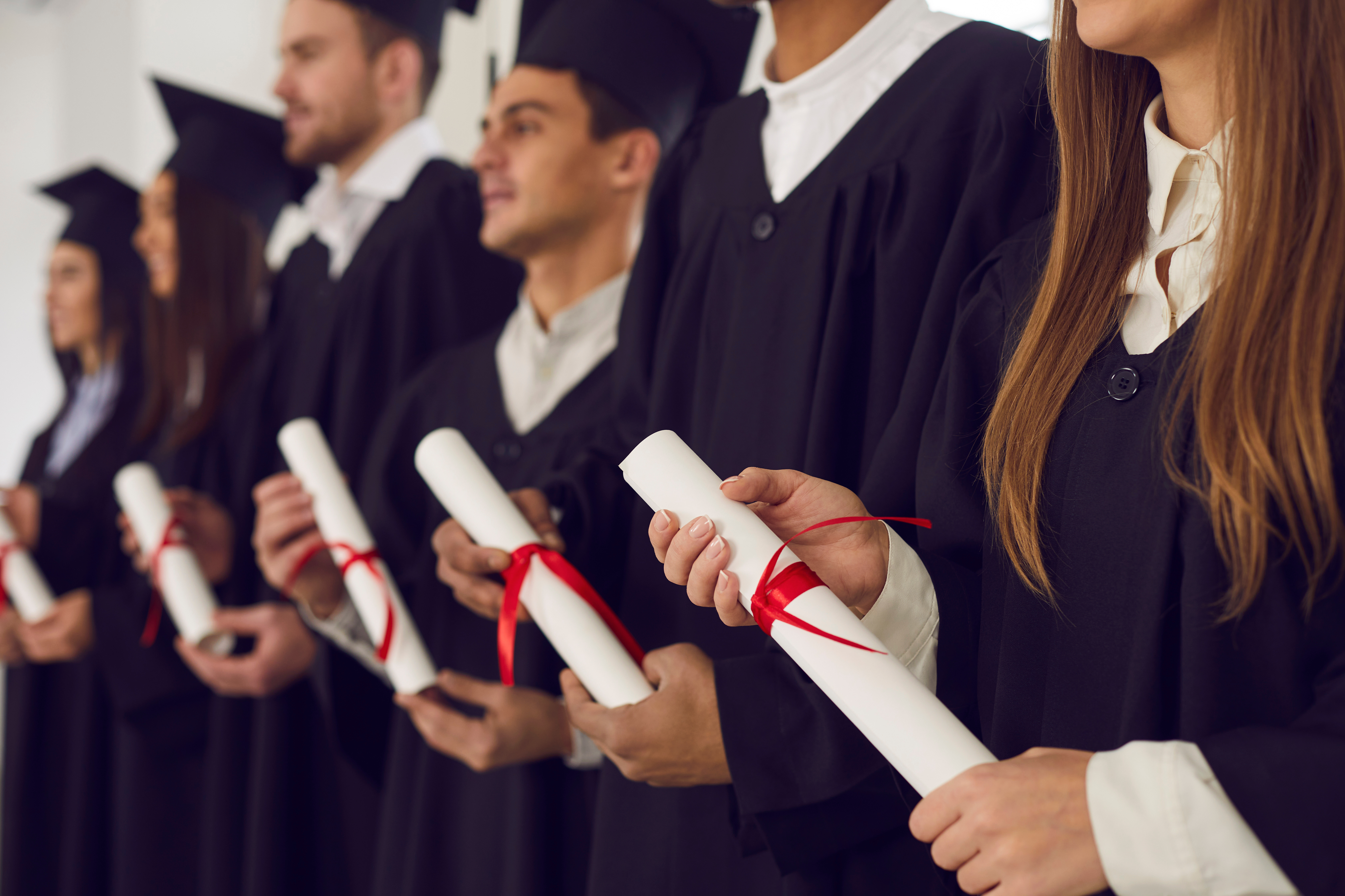 Graduate degree programs. Мантия выпускника. Выпускники стоковое фото. Выпускная церемония.