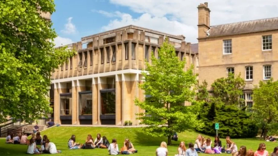Study in the UK: Country Uni or Campus Uni? main image